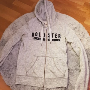 Hollister zip up - Säljer nu min så sköna och fina hollister hoodie, pågrund av att den ej kommer till andvändning, den är i super bra skick så därav priset💞men, pris kan diskuteras vid snabb affär!