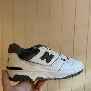 New balance 550 white/grey - Helt nya new balance 550 i storlek 42, 1600:- styck möts upp i kristinehamn/karlstad eller fraktas, skicka meddelande vid intresse