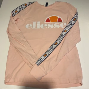 Elises långärmad tröja  - Knappt använd, inga fläckar eller slitage. 