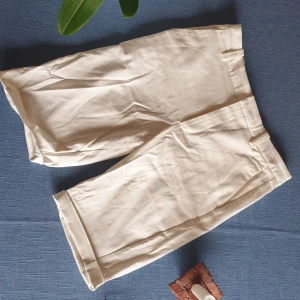 Beige shorts - Fina shorts med tight passform. Nästan oanvända, då de inte längre passar mig.
