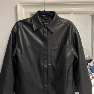 Skinnjacka  - Oanvänd skinnjacka från PULL&BEAR i storlek XS💕hör av vid frågor 