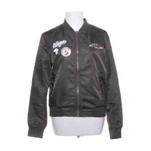 Jacka s - Bomberjacka med pins liten i storlek