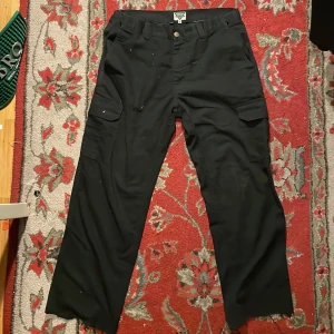 Svarta cargobyxor - Storlek 34/32 då de är klippta där ner Inga hål  #y2k #drain