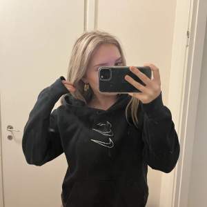 nike svart hoodie med rhinestone detaljer 🍸🍸 jag är storlek 38 för referens 💖