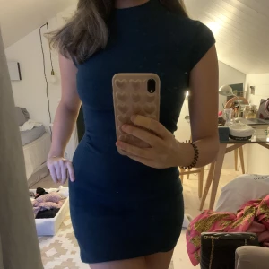 Klänning zara - Säljer denna stickade klänning från zara pga att den ej kommer till användning. Aldrig använd inga defekter. Storlek S. Sitter tajt mot kroppen och ger fin figur. Passar XS-M beroende på önskad passform! 