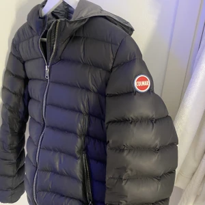 Colmar jacka - Säljer nu min fina colmar jacka. Använd fåtal gånger, säljer för att jag ska köpa en annan jacka. Storlek S och den passar mig perfekt som är 1,70. Inga märken eller defekter på jackan. Det är bara skriv för fler bilder eller liknande 💕