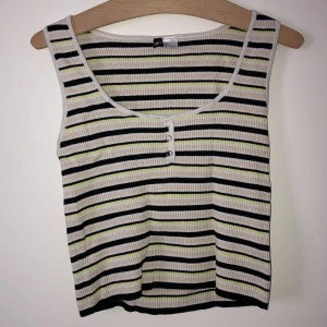 randig topp - en vit, svart&grön randig topp från h&m! använt fint skick.
