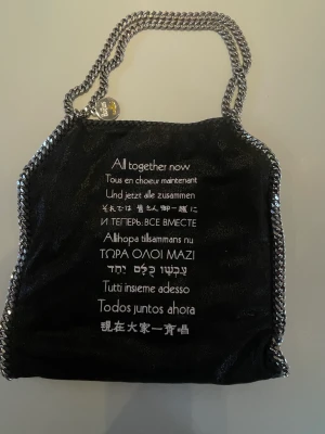 Stella Mccartney falabella tote-väska - Säljer min underbara Stella väska. Väskan är väl använd men inget slitage. Köpt i början av 2020 från den limiterade kollektionen ’All together now’. Självklart äkta.   Pris går att diskutera.  Hör gärna av er för mer bilder🫶🏼
