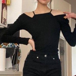 Svart festtopp - Jättecool svart festtopp! Trendig och sexyy! Euphoria style! Nypris: 300kr ❤️❤️