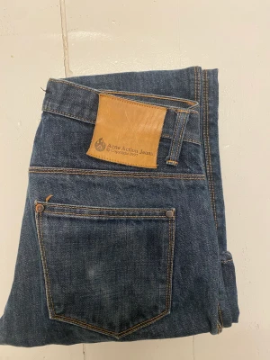 Lågmidjade Acne jeans  - Funderar på att sälja mina jätte snygga lågmidjade jeans från acne om jag får ett bra bud, står ingen storlek men passar perfekt på mig som oftast brukar ha 34