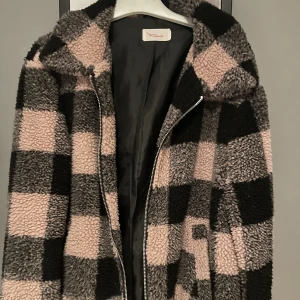 Vinter/höstjacka från twin tip i rosa/svart. Storlek 38  - Mönstrad jacka i passform XS/S. Använd under en kort period men är i bra skick! Fungerande kedja. Säljer då den inte kommer till användning. Rekommenderar att köpa om du är XS då jackans passform är mindre.