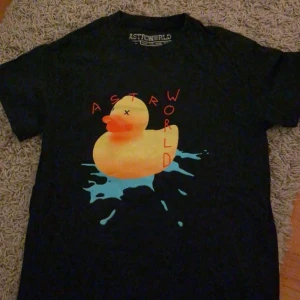 Travis scott astroworld - Bra skick förutom ett litet hål som man ej ser vid midjan typ, köpt på astroworld konserten. Gsk liten i storleken men dem som är xs tror jag skulle passa perfekt. Kanske även S, beror på.