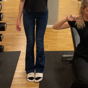 Jeans  - Säljer dessa snygga midrise jeansen som sitter perfekt. De är lite stretchiga så passar många. Köpt på Only. Jag är 170, skriv för frågor 🥰