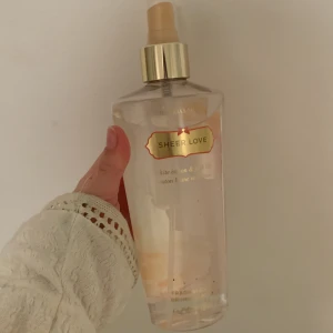 Victorias  secret perfym  - Original pris är 179kr men jag säljer för 80kr den är knappast andvände har typ sprutat en gång <33 