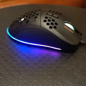 Säljer min Deltaco Gaming mus eftersom jag köpt en ny, det är en snabb mus med ljus den har mycket bra kvalitet.