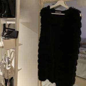 Svart pälsväst - Svart fuskpäls väst i strl S