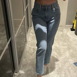 Ljus blåa mom jeans från Calvin Klein  I Stl: w26 x L32 Säljs pgr en kommit till användning 