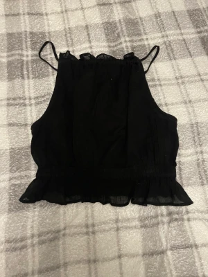 Blus - Blus från Gina tricot i linne modell, högre krage och lite resår i midjan. Storlek small.