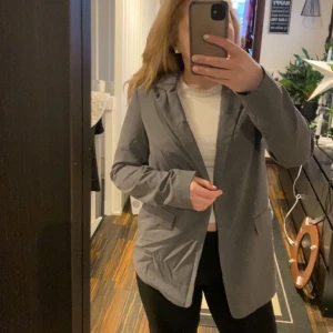 Blazer - Superfin grå blazer från vero Moda som inte kommer till användning för mig. Även denna har prislappen kvar och är endast provad. Frakten är inkluderad i priset! Paketpris 300kr vid köp av båda blazerna