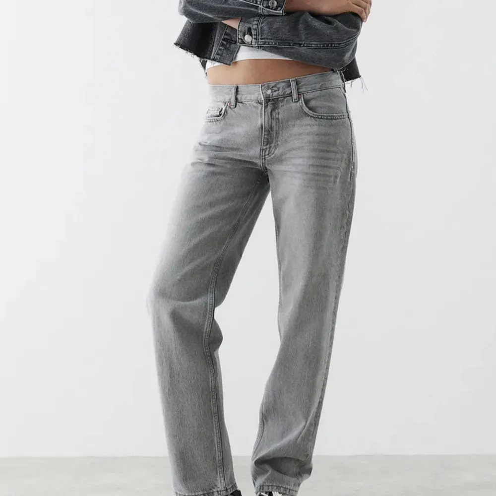 Lågmidjade, raka jeans från Gina tricot. Innebensömmen är 82cm i Stl 38, detta är Stl 34. De är uppsydda ca 1cm men allt tyg är kvar så det går att sprätta upp det. . Jeans & Byxor.