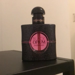 Black Opium Parfym - Säljer nu min black opium parfym! Exakt hur mycket det är kvar går att se på andra bilden. Perfekt om man vill prova på parfymen innan man köper en helt ny🥰🥰 original förpackning fås med vid önskan ! Självklart äkta, köpt på kicks. Pris kan diskuteras💓