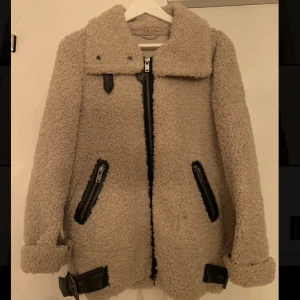Teddy jacka  - Jätte mysig trendig Teddy jacka som är perfekt för vintern❄️ Denna har bara använts 3 gånger annars är den helt ny! :) Skriv om intresserad💕