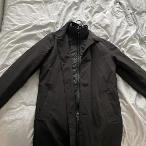 NN07 jacket - Säljer nu min kappa då den ej används längre! Väldigt bra skick, kan skicka mer bilder om det så önskas!   Kan gå ner vid snabb och smidig affär!  Nypris 3500kr