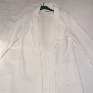 Vit Blazer - Vit blazer från NewYorker i storlek 34. 