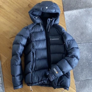 Vinterjacka - Säljer min sköna peak performance jacka som inte längre går att köpa. Snygg blå färg och super skön jacka. Det är storlek XS men funkar även för S. Köpte för 2500kr, säljer för 1200kr, eller annat förslag. 🥰