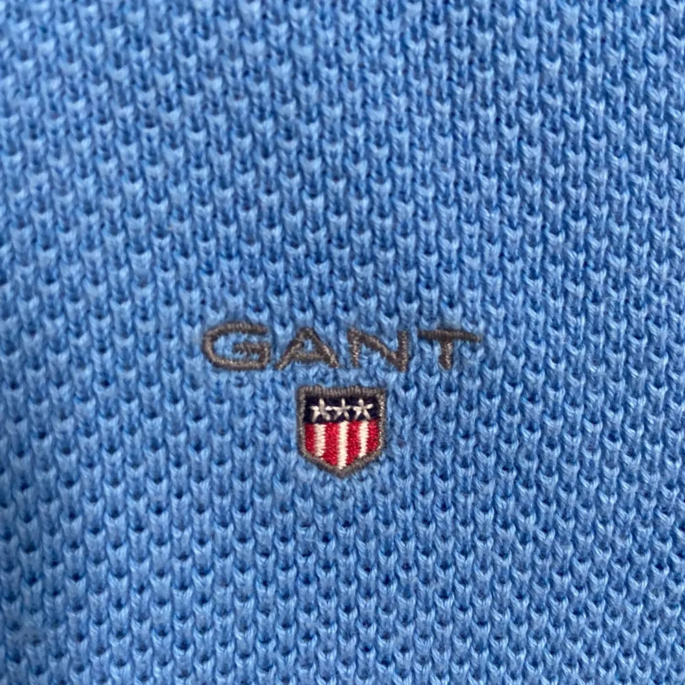 Stickad härlig blå Gant tröja. Några år gammal men inte använd så mycket. Köpare står för frakt☺️. Tröjor & Koftor.