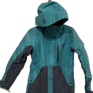 Skaljacka/ Skidjacka  - Tjockare skaljacka i mycket gott skick. Som ny. Bra och praktiska fickor och detaljer som innerficka för goggles med torkduk, snörps, liftkortsficka, snölås.