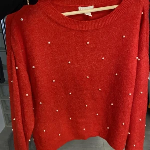 Stickad tröja med pärlor - Stickad tröja med pärlor från H&M. Köparen står för frakt