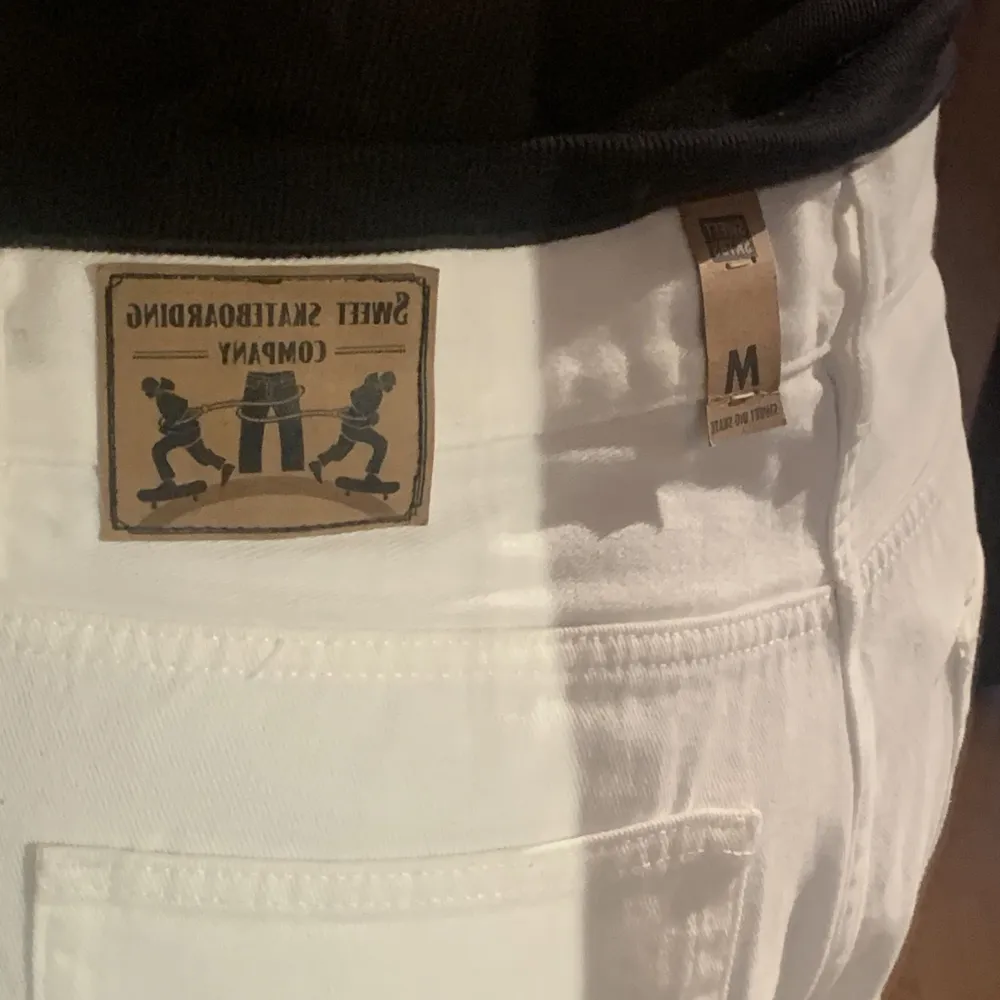 Supersnygga jeans i märket Sweet Skateboarding Company med lappen kvar inuti! Skön passform och i bra skick. Nypris 599 kr, skriv för mer info💘 Köparen står för frakt. Jeans & Byxor.