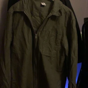 Visual clothing projects jacka - Knappt använd, väldigt bra skick   Säljer pga att jag inte använder den🖤