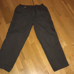 T-mode byxor - Ett par sjukt baggy T-mode byxor. Kvaliten är 10/10 knappt använda. De är extremt bagyy nästan som parachute pants. De är i xxl men man kan justera i midjan