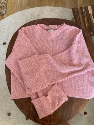 Helt perfekt rosa tröja i storlek 36 - En oversized stickad tröja i en underbart rosa färg. Storlek 36. Stor i storlek. Har vanligtvis 36/38 men denna passar mig. Uppvikta ärmar och snörning på sidan. Aldrig använd! Köpt för 399kr. Fråga för fler bilder :)