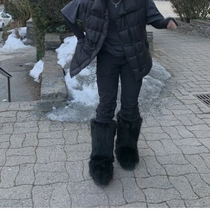 Boots - Säljer nu mina dösnygga skor i fuskpäls från H&M! Älskar dom men de kommer tyvärr inte till användning, har haft de kanske 10 gånger förra vintern så de är i jättefint skick!