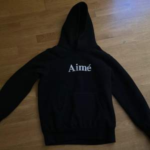 Amié leon dore hoodie i storlek M  Köpt för 3150kr  Fleece liknande material använd få gånger 