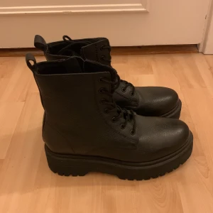 Ella of sweden kängor - Säljer dessa fina vinterskor från märket Ella of Sweden! De är i nyskick och är använda cirka två gånger pga fel storlek. Nypriset var ungefär 1100kr och de är i skinn. Storleken 38 och köparen står för frakten!