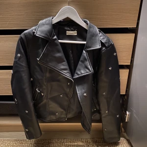 Skinnjacka med stjärnor - Säljer denna snygga skinnjacka från mango! Storlek 171 men passar mig som vanligtvis har S/M i jackor!