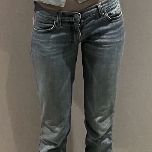 Lågmidjade jeans - Superfina lågmidjade jeans från märket 7 for all mankind där nypriset är över 1000 kr. Köpta av @siriskansjo men tyvärr satt de inte så bra på just mig men hade verkligen önskat det eftersom de är så fina🙌🙌 Hör av dig vid frågor och om du är intresserad!!