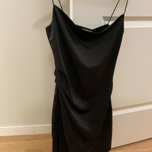Klänning - Svart klänning  Oanvänd  Etikett kvar 