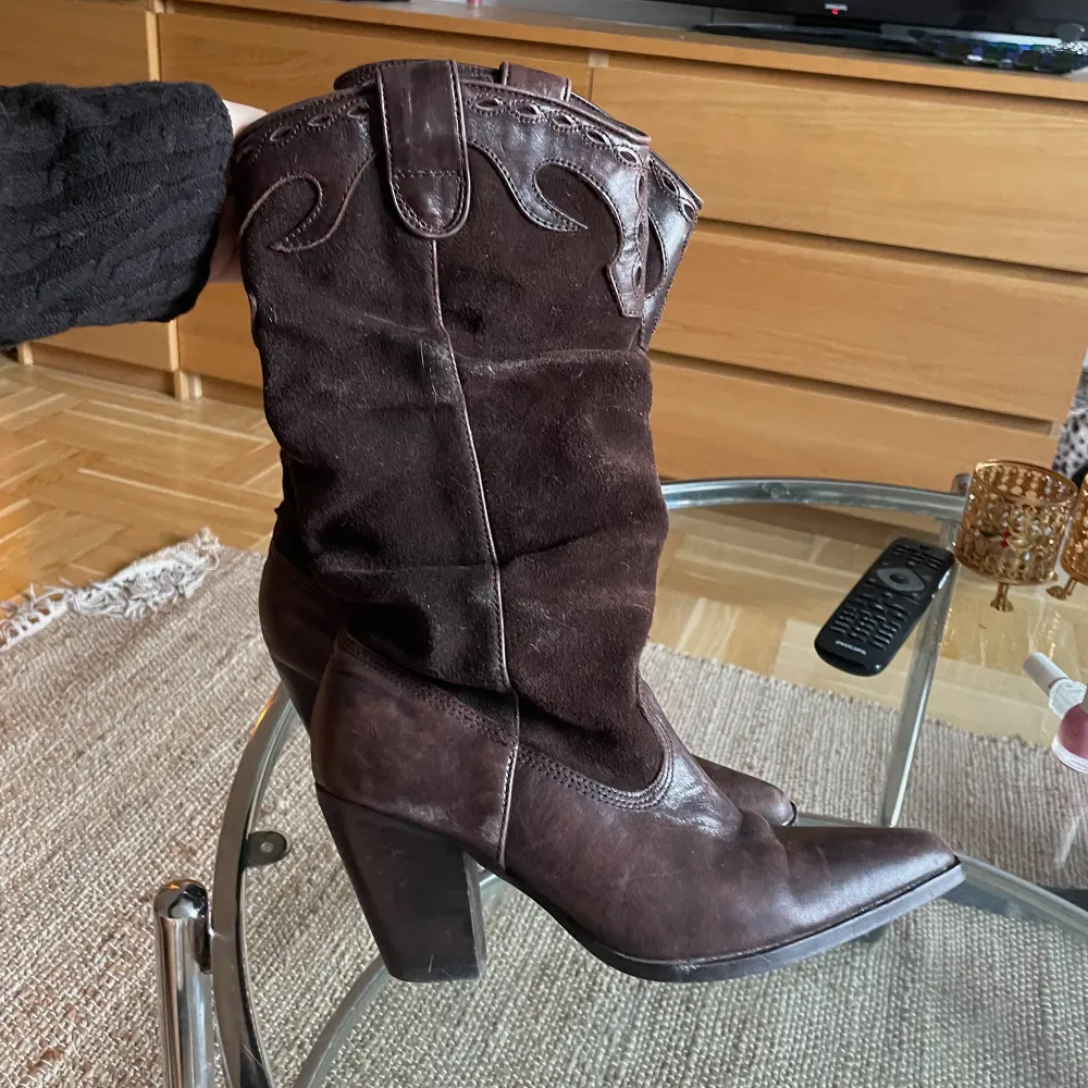 Ett par fina retro cowboyboots. Använda men i bra skick, säljer då dom tyvär är lite små för mig:(. Skor.