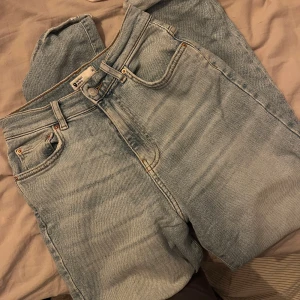 Jeans  - Jeans i mom-modell, från Gina, storlek 36.  