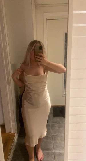 Nyårsklänning - Nyårsklänning i champagne rosa. Perfekt till nyår. Skriv privat för frågor eller funderingar. Köparen står för frakten💜💜💜