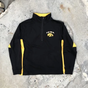 1/4 zip!! 🌱🌱 - Najs till både vardags och träningströja. Storlek M. Bra skick, inga anmärkningar. Tveka inte att höra av dig om du undrar något!!✌🏻🏫🌱