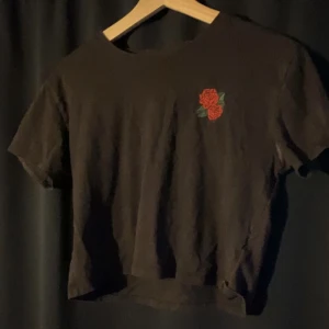 T-shirt med tryck - Svart t-shirt / topp med coolt tryck!🌹🥀 skriv om du undrar något 😙 - som det står i min profil, så kan priserna alltid diskuteras!