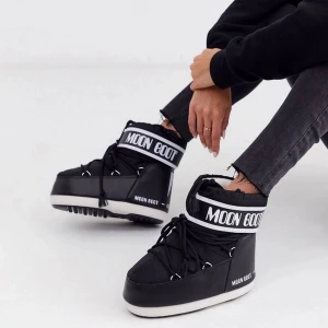 Moonboots  - Hej! Jag säljer ett par svarta låga moonboots i storlek 39-41. De är köpta här på plick. Säljer pga att jag inte kommer att använda dem. Skickar gärna bilder på dem privat. Endast seriösa köpare. SWISH! ❤️‍🔥Pris kan diskuteras, köparen står för frakten💘