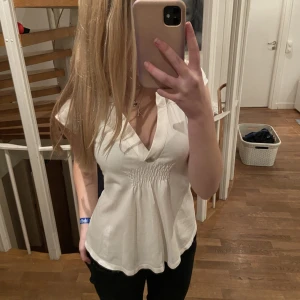 Blus - En super fin blus som jag absolut älskar! Dock så kommer den inte till användning så mycket. 💞