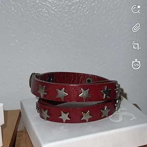 Armband stjärnor  - Snyggt rött armband med stjärnor på!!💕 nyskick!!⭐️